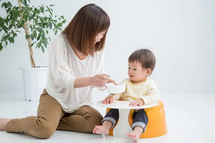 ご飯を食べさせている母親