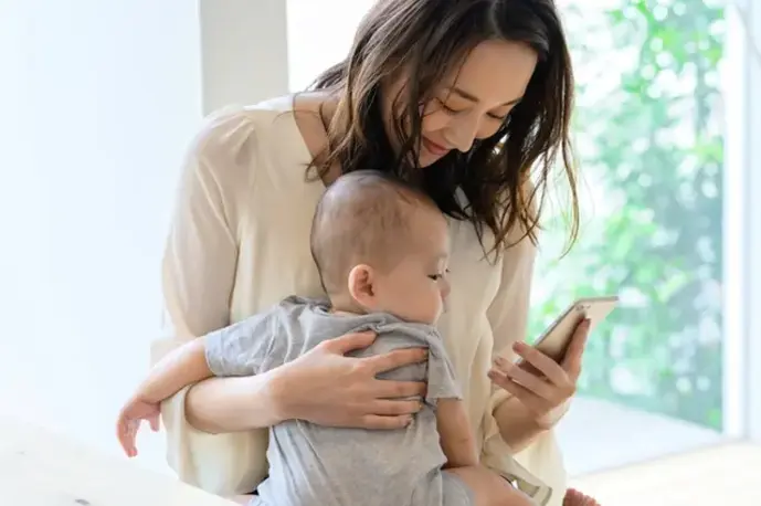 スマホを一緒にみる赤ちゃんとママ