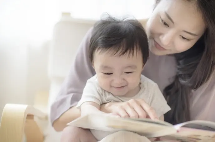 読み聞かせするママと赤ちゃん