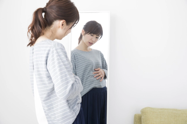 お腹を気にする妊婦