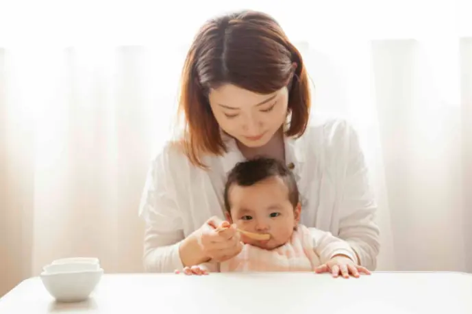 離乳食を食べる赤ちゃん