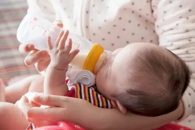 哺乳瓶でミルクを飲む赤ちゃん