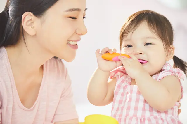 歯磨きトレイニングをする子ども