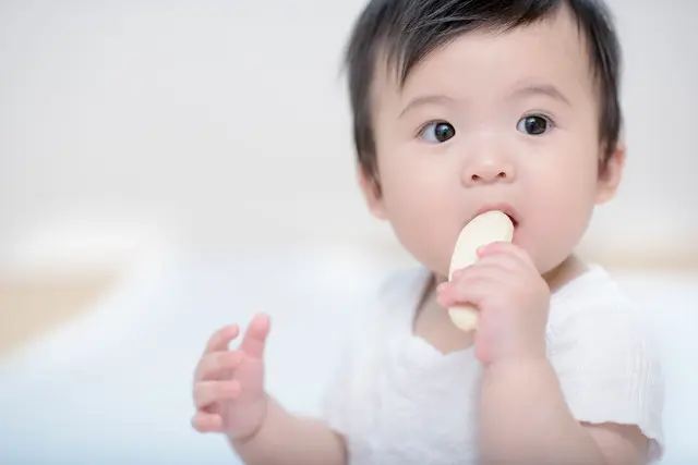 おやつを食べる赤ちゃん