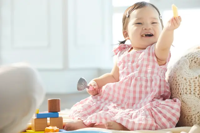 おやつを食べる赤ちゃん