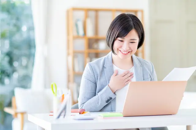 パソコンで仕事をする女性