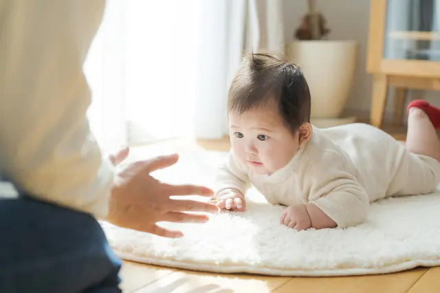 うつ伏せの赤ちゃん