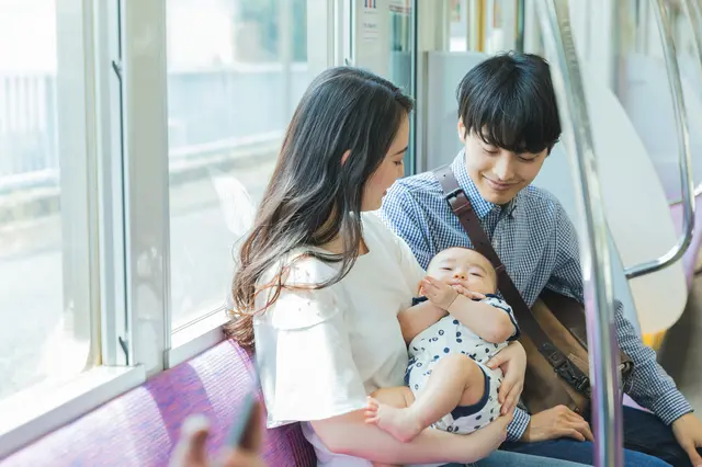 電車　赤ちゃん連れの夫婦