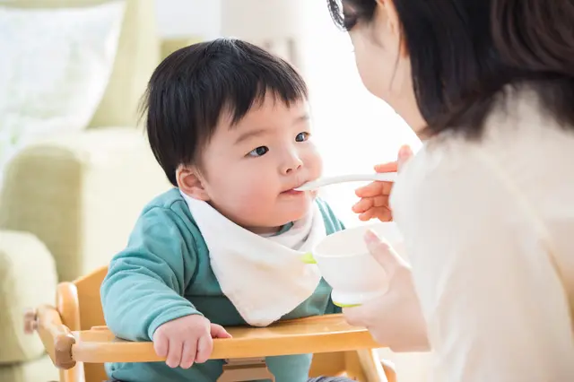 離乳食を食べる赤ちゃん