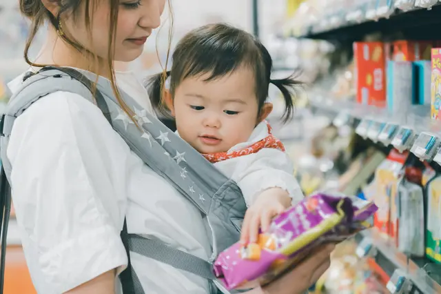 フェアトレード商品を探して買い物をするママ