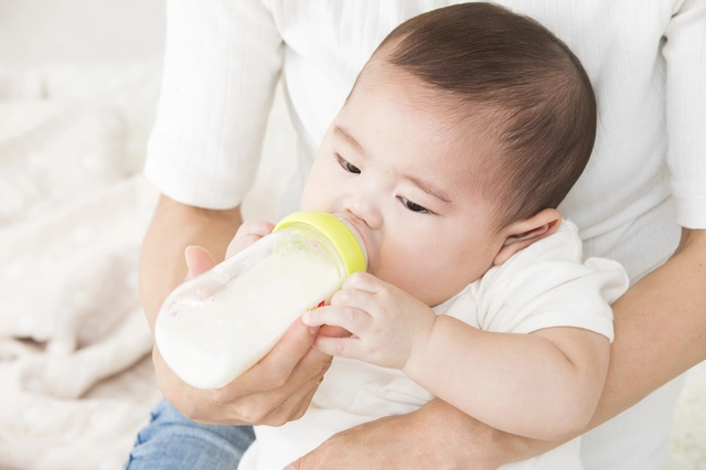 哺乳瓶でミルクを飲む赤ちゃん