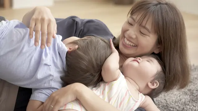 兄弟の子どもと遊ぶお母さん