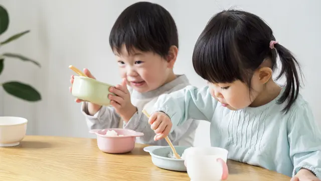 食事をする兄弟