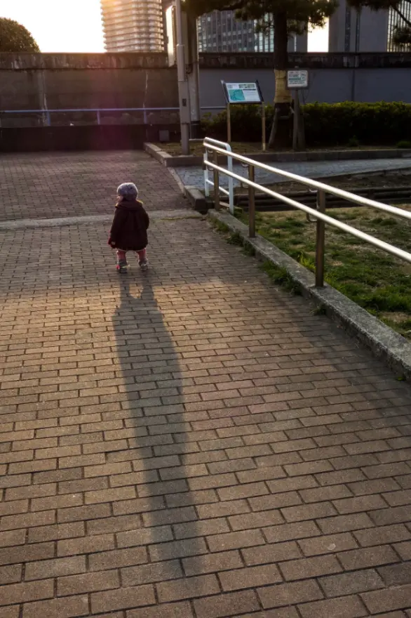 夕暮れと子どもの写真