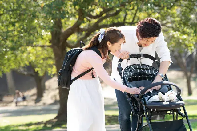 ベビーカーで散歩する夫婦