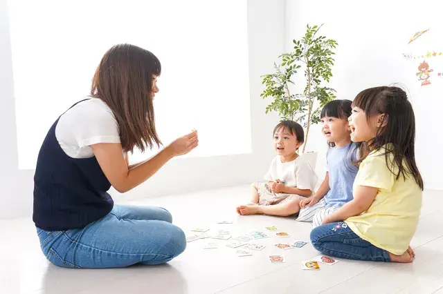 カードを提示する女性と幼児