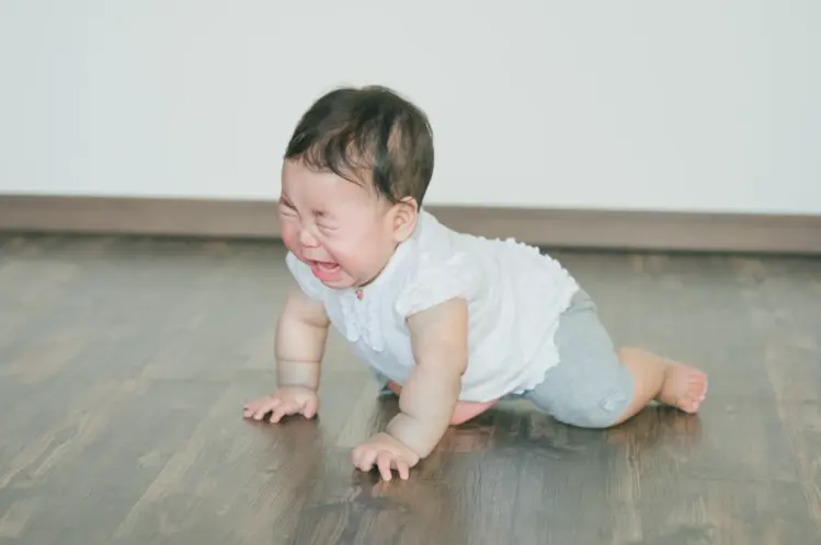 後追いする赤ちゃん