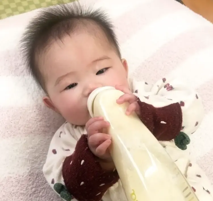 ミルクを飲む赤ちゃん