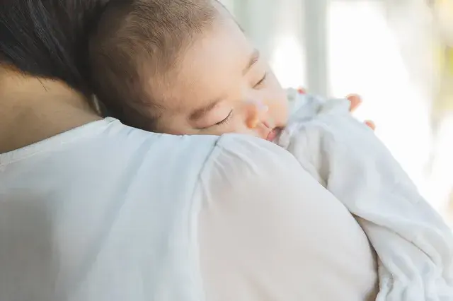 げっぷしないで寝付く赤ちゃん