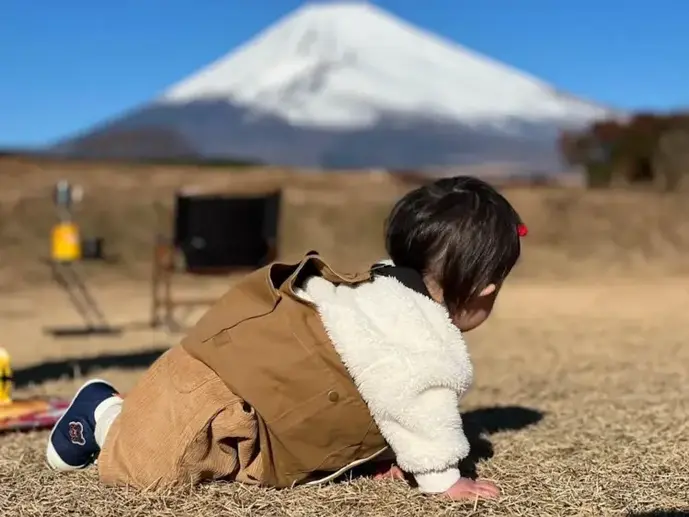 はいはいする赤ちゃん