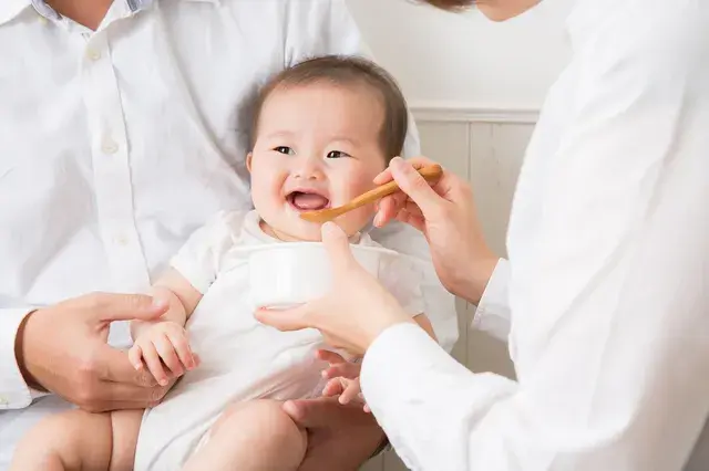 スプーンで水を飲む赤ちゃん