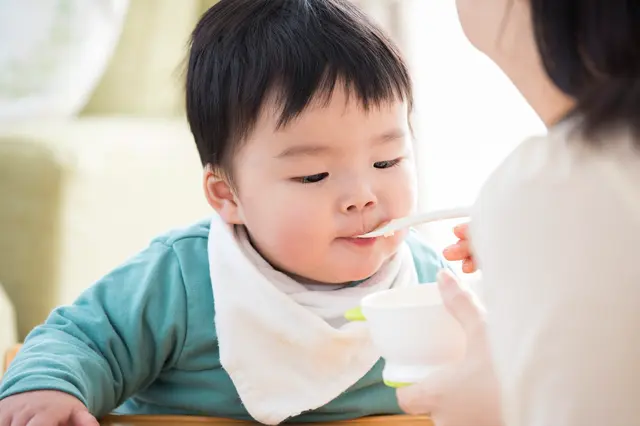 離乳食を食べる赤ちゃん