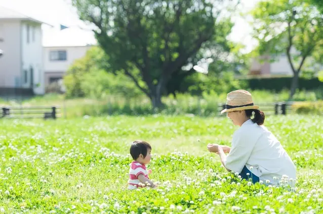 お花畑で遊ぶ赤ちゃん