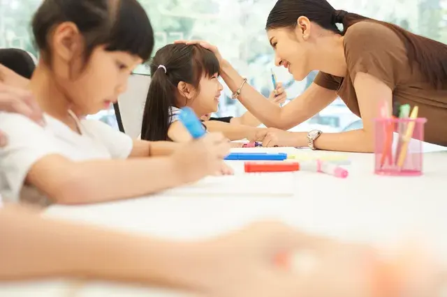 鉛筆を持つ女の子と女性