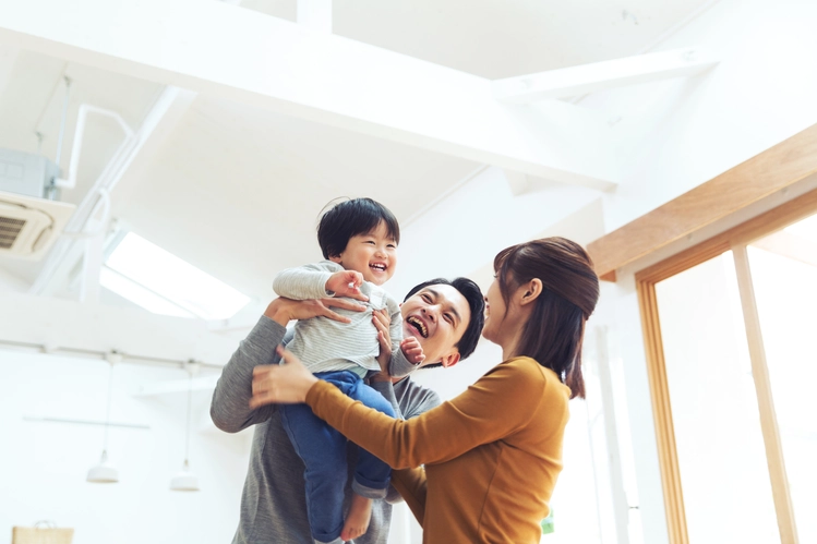 子どもを抱っこする家族