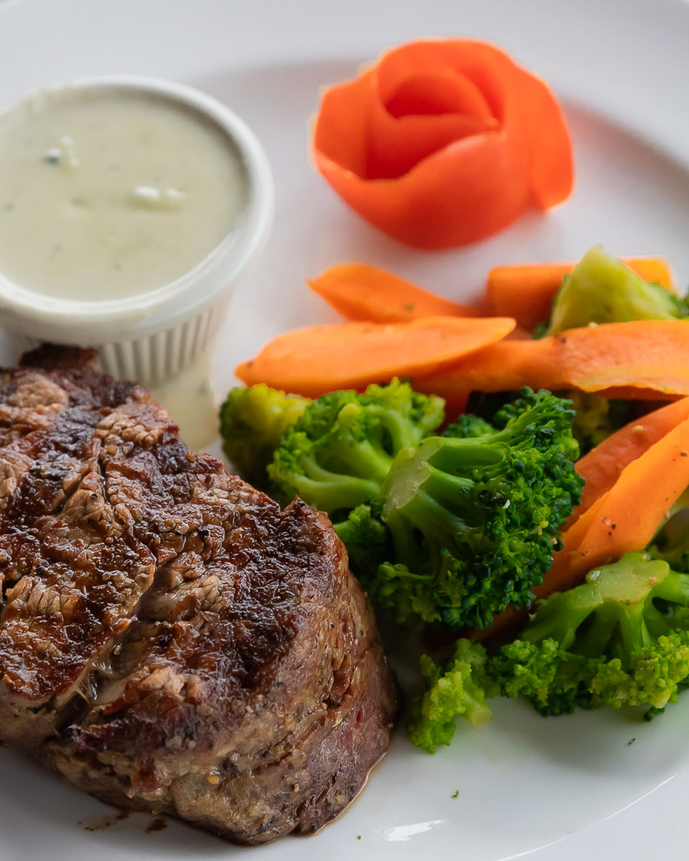 A filet and mixed vegetables