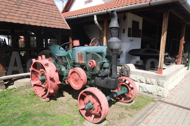 Wow the Hungarian fields were full of these machines long ago!