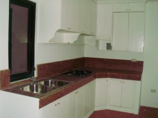 kitchen w/ cooktop, granite counter top