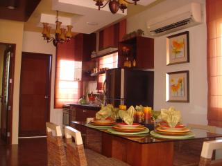 KITCHEN & DINNING AREA DRESSED UP