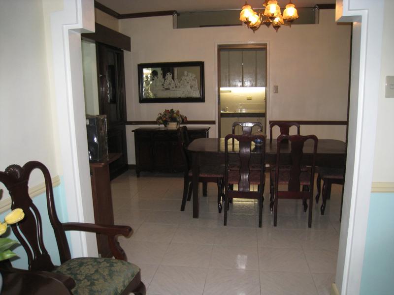 dining room to main kitchen