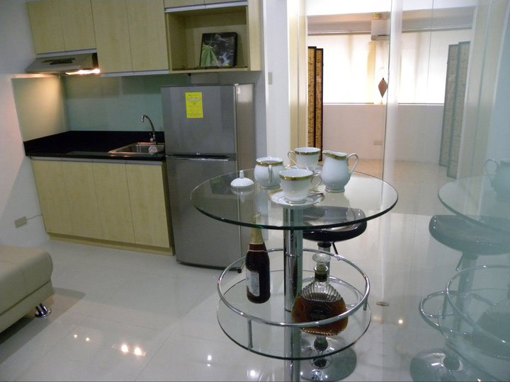 FOR SALE: Apartment / Condo / Townhouse Manila Metropolitan Area > Makati 2