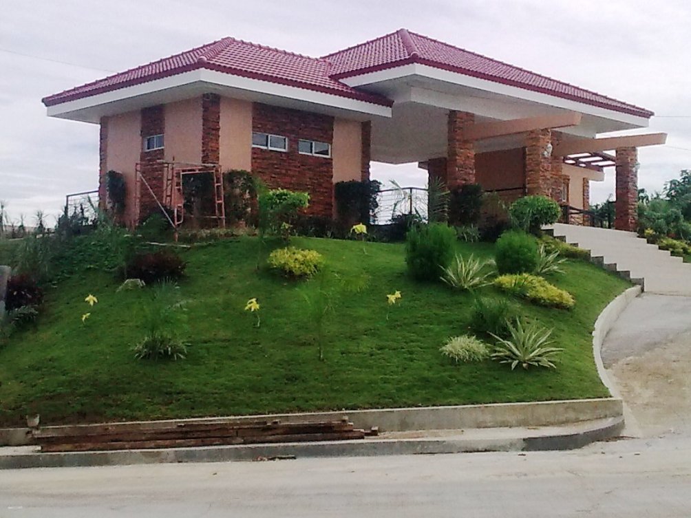 PRICE PER SQ.M. Supreme Lot- P7,500/sq.m. Premier Lot- P7,300/sq.m. De Luxed Lot- P6,800/sq.m.