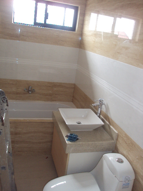 Toilet and Bath with Bath Tub