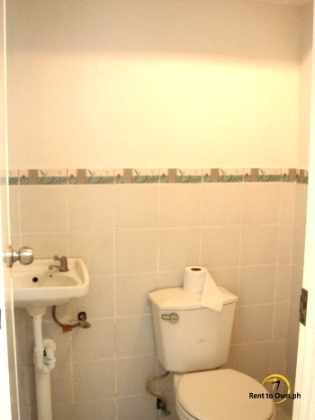 Toilet - http://www.renttoown.ph