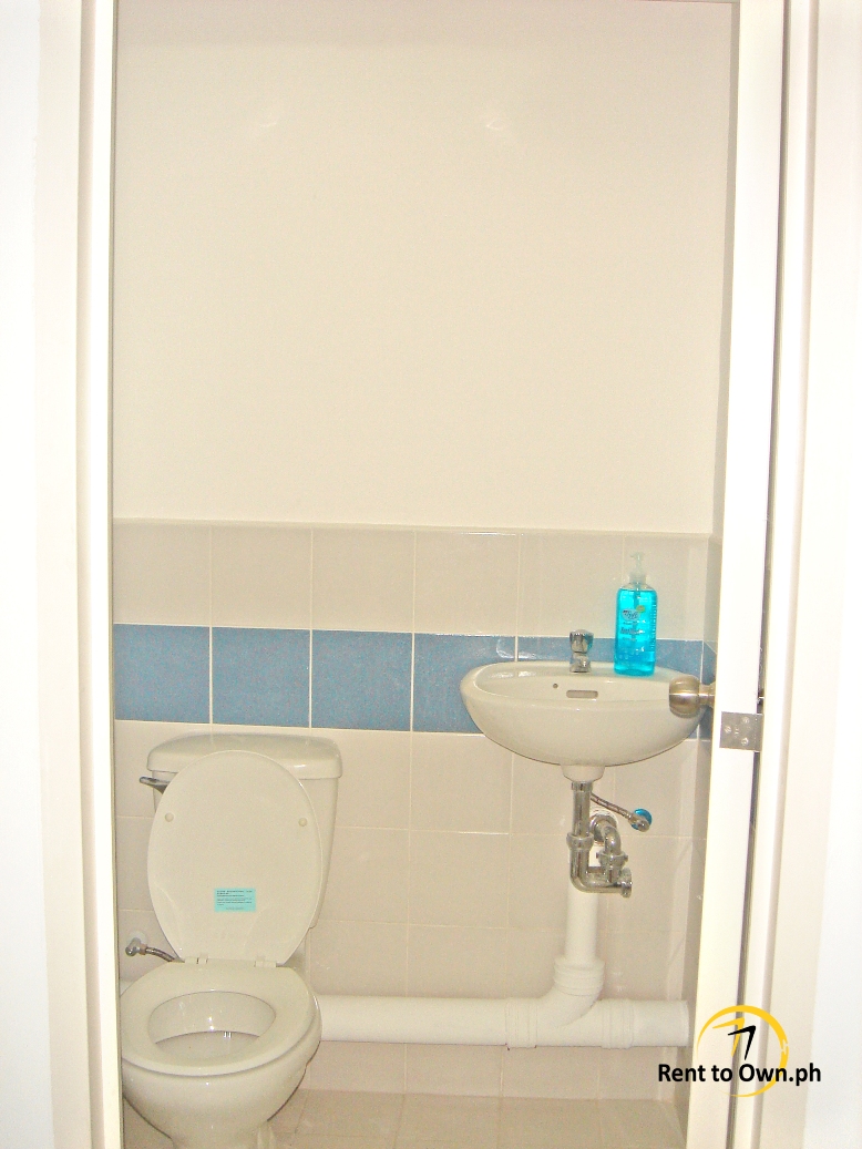 Toilet - http://www.renttoown.ph