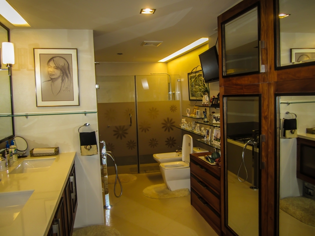 FOR SALE: Apartment / Condo / Townhouse Manila Metropolitan Area > Makati 7