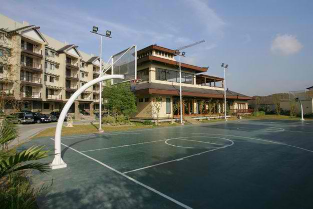 PLAY COURT