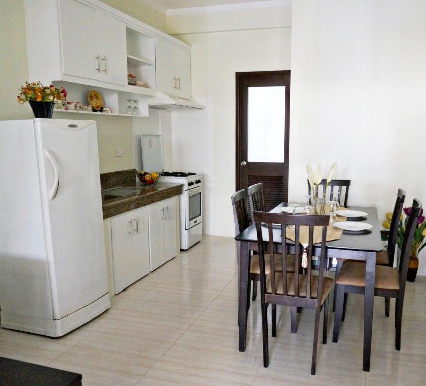 Kitchen & Dining Area