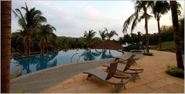 Camaya Coast Infinity pool