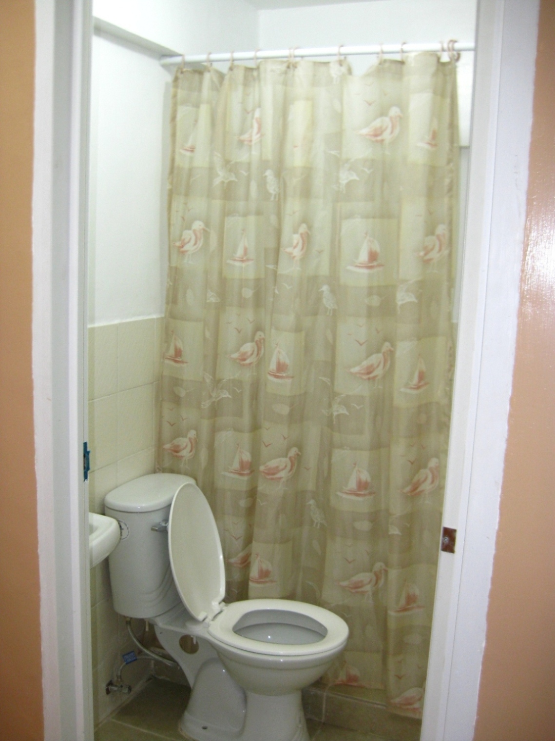 Toilet - http://www.renttoown.ph