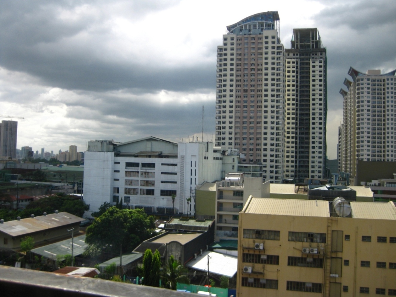 View from Roof Deck to Araneta Center - http://www.renttoown.ph