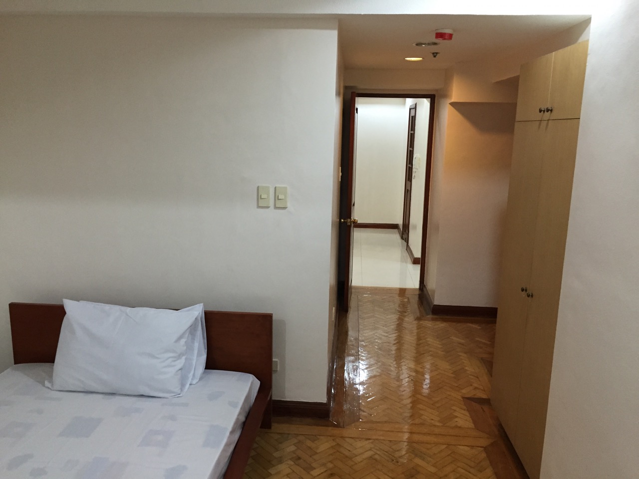 FOR RENT / LEASE: Apartment / Condo / Townhouse Manila Metropolitan Area > Makati 4