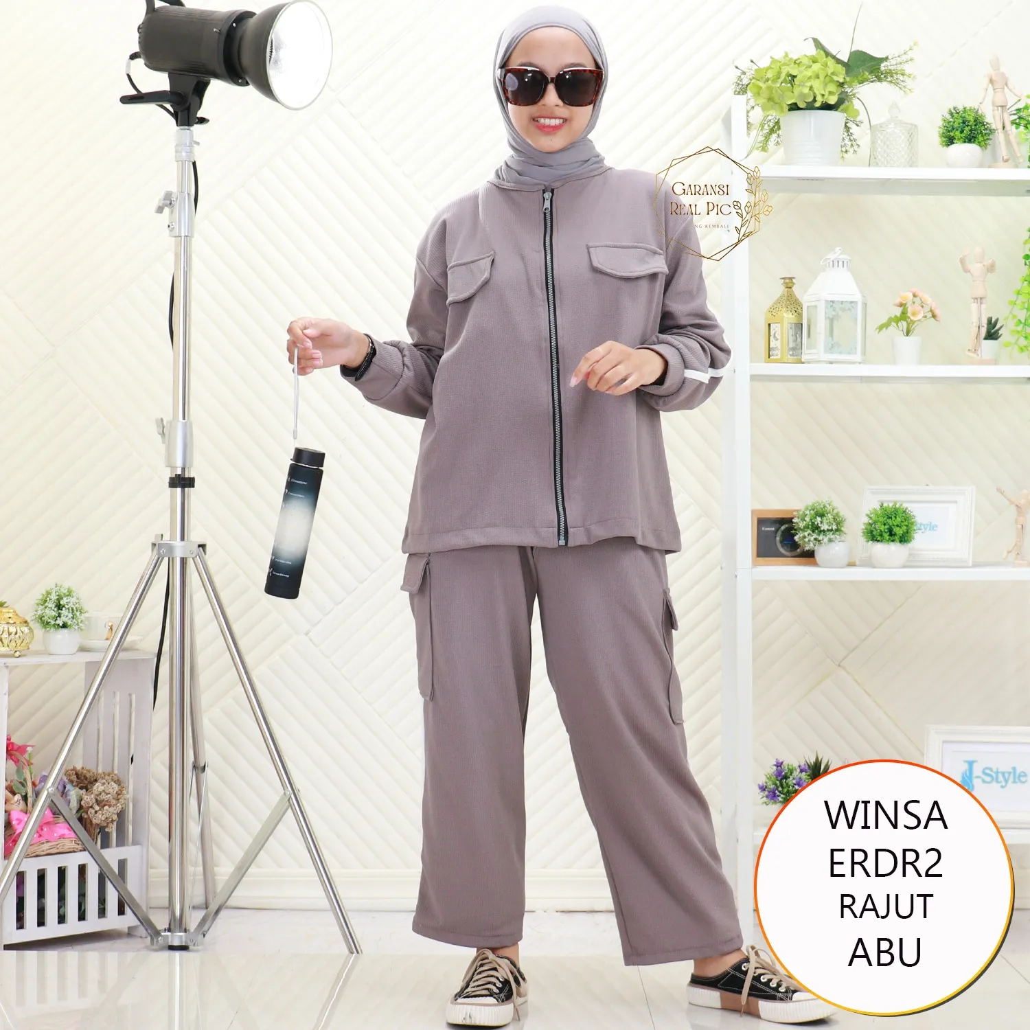 Winsa One Set Rajut Rib Oversize Resleting Depan List Lengan Putih