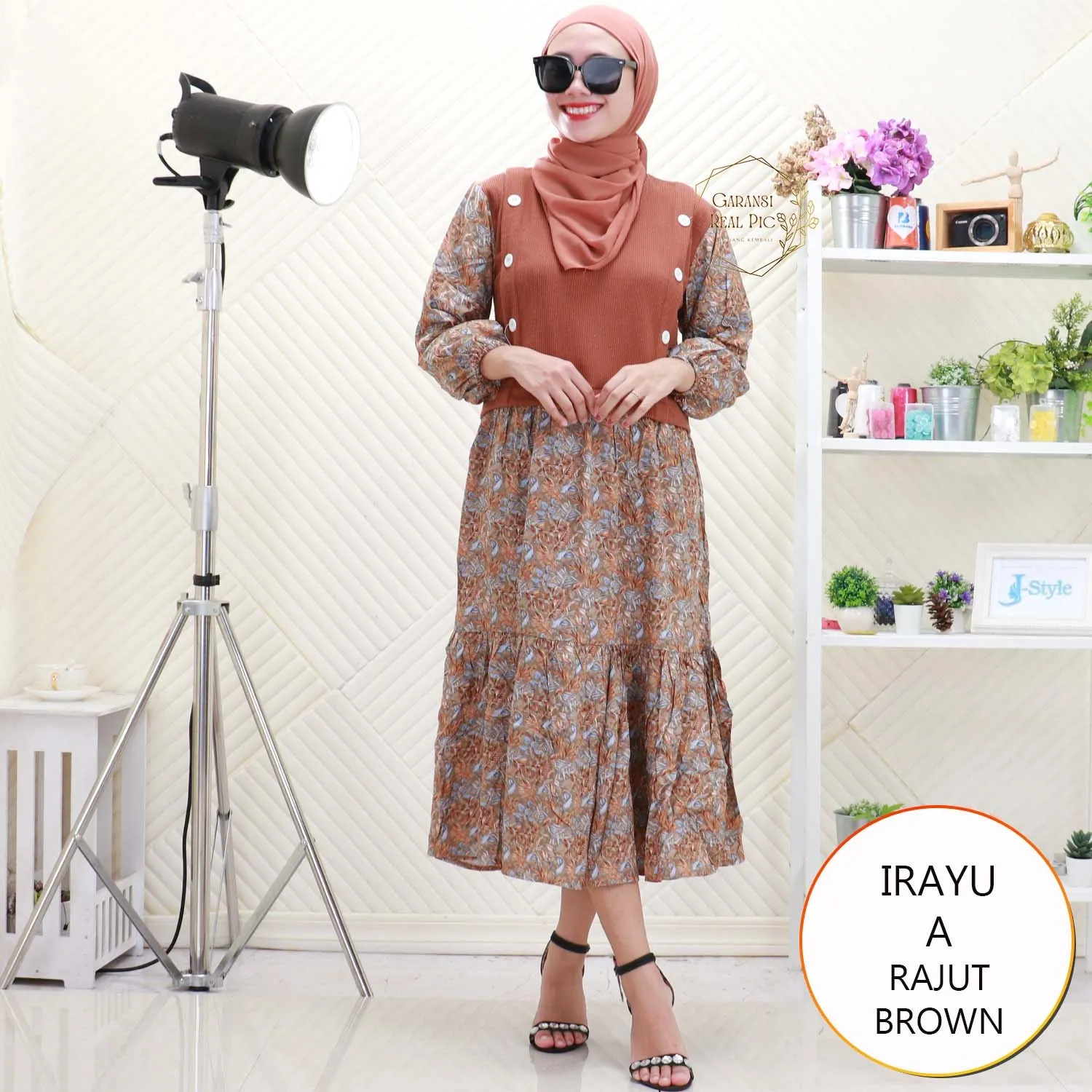 Irayu Midi Dress Rompi Rajut Menyatu Rayon Motif Bunga Variasi Kancing Depan