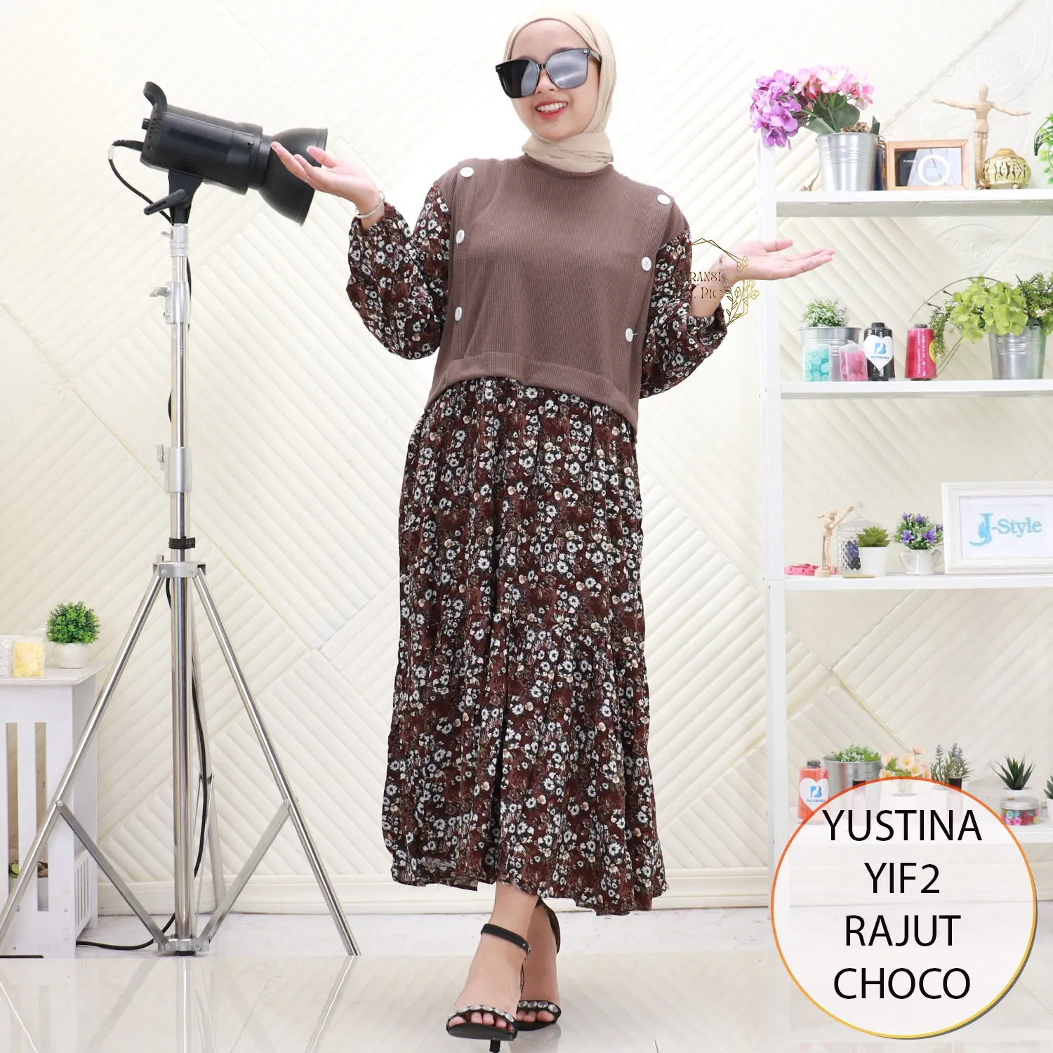 Yustina Midi Dress Rompi Rajut Menyatu Rayon Motif Bunga Variasi Kancing Depan