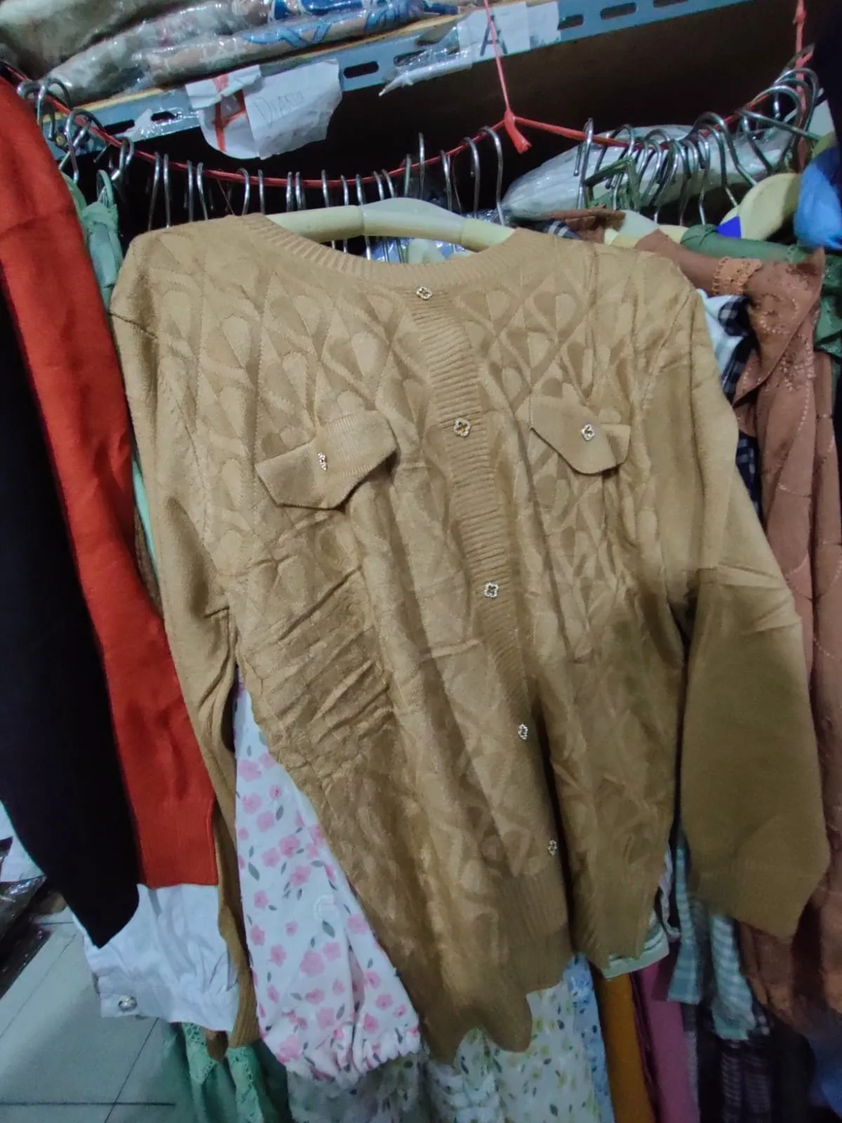 Tevani Sweater Bahan Rajut Tebal Variasi Kancing dan Saku
